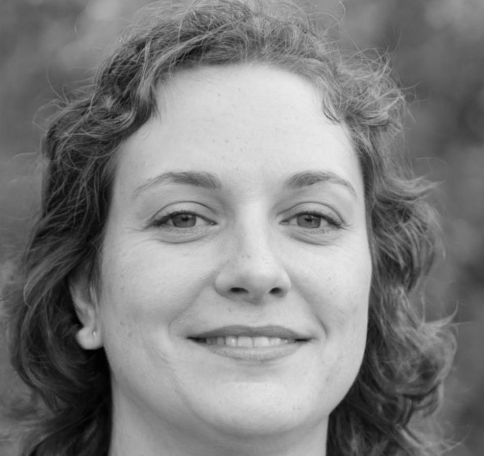 Technical support specialist available for platform assistance